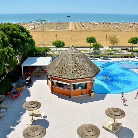 Charming Beachfront With A Bright Terrace Бибионе