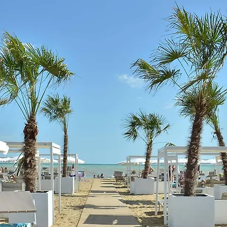Charming Beachfront With A Bright Terrace Apartment *
